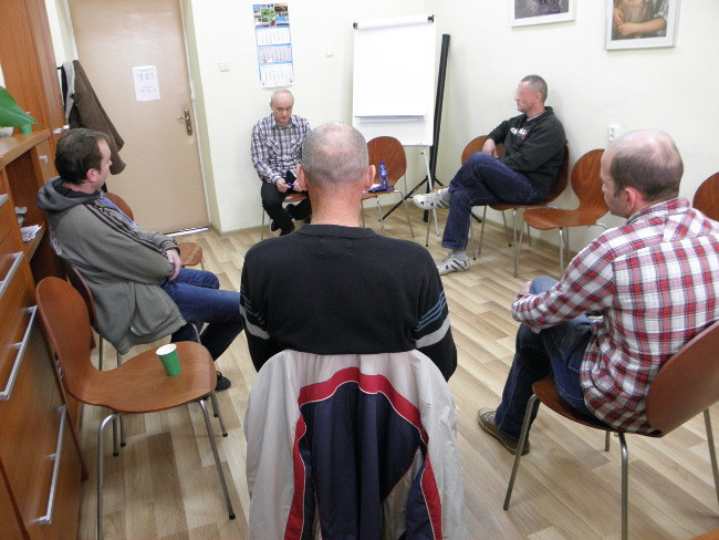 Zdjęcie uczestników programu korekcyjno-edukacyjnego dla sprawców przemocy